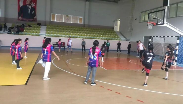 Kağızman’da Spor Okulları Hentbol Antrenmanları Sürüyor