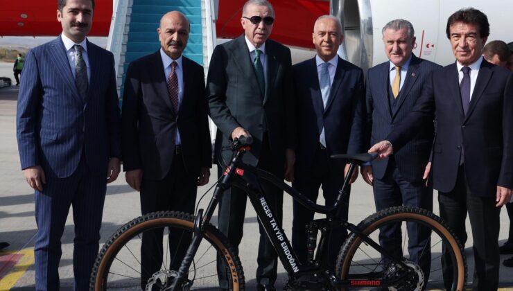 Cumhurbaşkanı Erdoğan’a 60’ıncı Yıl Özel Bisikleti ve Kupası Takdim Edildi