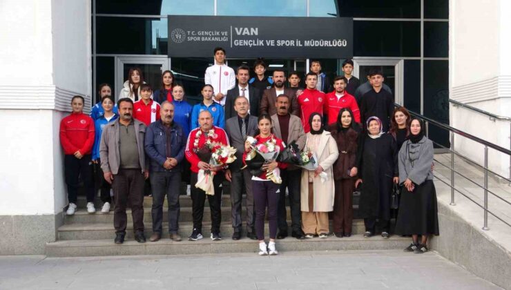 Vanlı Altın Madalyalı Boksör Evin Erginoğuz Çiçeklerle Karşılandı