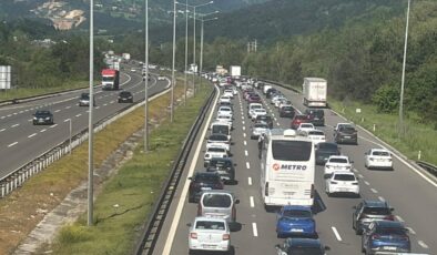 Anadolu Otoyolu Bolu Geçişinde Bayram Dönüşü Trafiği