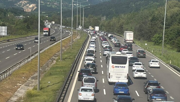 Anadolu Otoyolu Bolu Geçişinde Bayram Dönüşü Trafiği