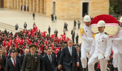 Gençlik ve Spor Bakanı Bak ve Temsilci Gençler Anıtkabir’i Ziyaret Etti