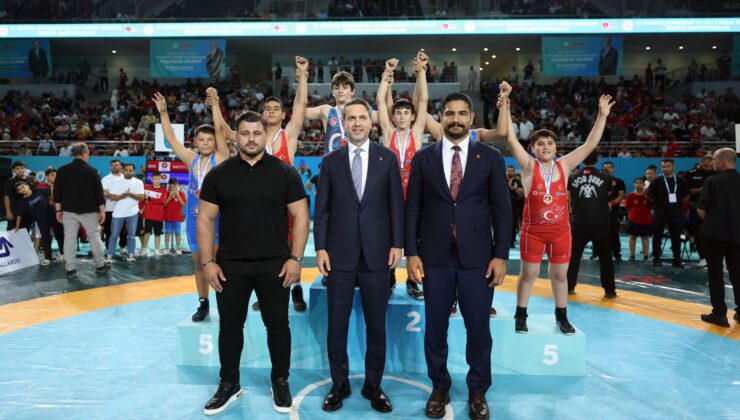Bakan Bayraktar Ankara’da Minik Pehlivanlarla Bir Araya Geldi
