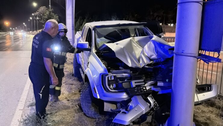 Eskişehir’de Alkollü Sürücü Direğe Çarptı: 1 Yaralı