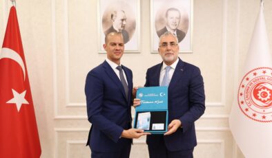 Bakan Işıkhan Uber Türkiye Genel Müdürüne Turkuaz Kart Teslim Etti