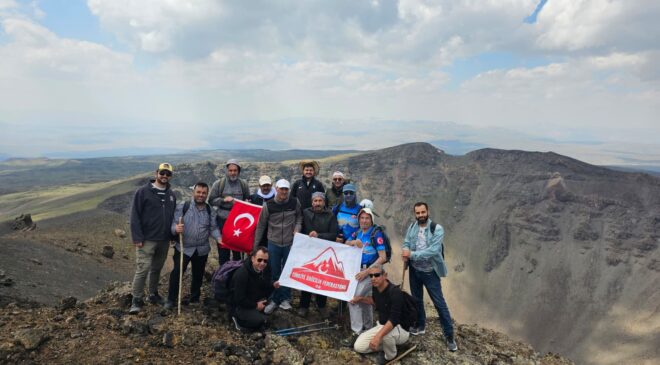Ağrılı Dağcılardan Büyük Tendürek’e Tırmanış