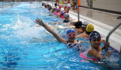 Yüzme havuzunda geleceğin sporcuları yetişiyor