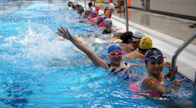 Yüzme havuzunda geleceğin sporcuları yetişiyor